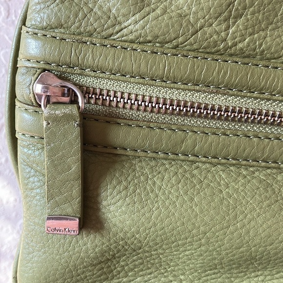 Calvin Klein: Light green 2 pocket crossbody- adjustable strap - Picture 3 of 16